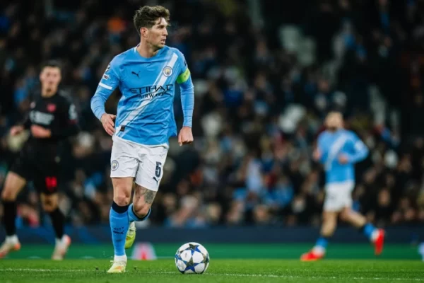 斯通斯说：“我们对勒沃库森缺乏优势